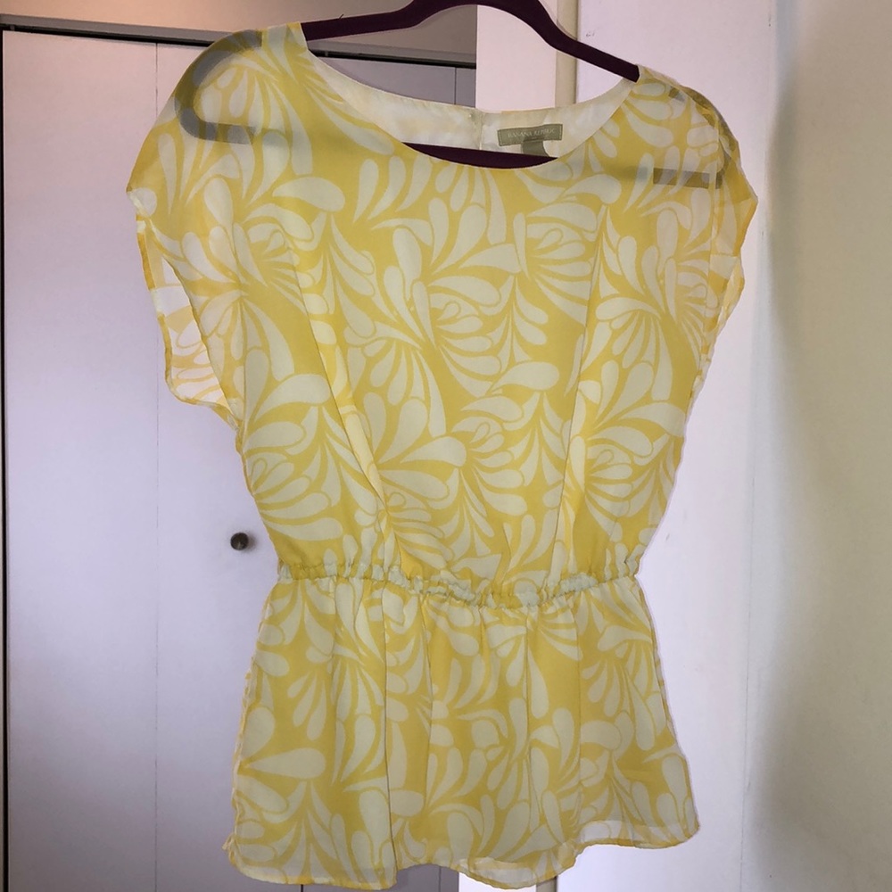 Short sleeve. Light yellow and white blouse top.